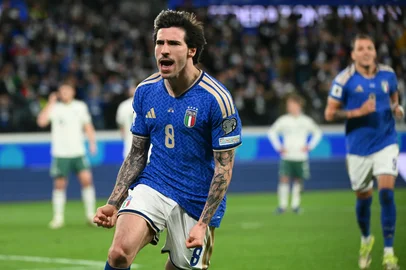 Italy's midfielder #08 Sandro Tonali celebrates scoring his team's first goal during the play-off FIFA World Cup 2026 European qualification semi-final football match between Italy and North Ireland at the Gewiss stadium in Bergamo, on March 26, 2026. (Photo by Alberto PIZZOLI / AFP)Editoria: SPOLocal: BergamoIndexador: ALBERTO PIZZOLISecao: soccerFonte: AFPFotógrafo: STF<!-- NICAID(16253218) -->