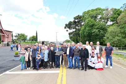 A Prefeitura de Caxias do Sul entregou, neste domingo (9/11), a pavimentação da Estrada Municipal Firmínio Pietro Frizzo, em Vila Oliva. A solenidade ocorreu na comunidade Flor do Campo e contou com a presença do prefeito Adiló Didomenico, do vice-prefeito Edson Néspolo, de moradores e lideranças da região.<!-- NICAID(16163953) -->