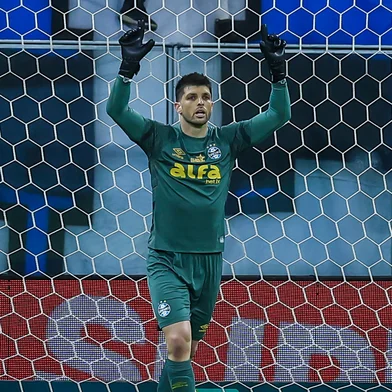 RS - FUTEBOL/CAMPEONATO BRASILEIRO 2025/GREMIO x BOTAFOGO - ESPORTES - Lance da partida entre Gremio e Botafogo disputada na noite desta quarta-feira, na Arena do Gremio, em partida valida pela Campeonato Brasileiro 2025. FOTO: LUCAS UEBEL/GREMIO FBPA<!-- NICAID(16132271) -->
