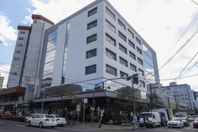 CAXIAS DO SUL, RS, BRASIL. 15-08-2025. Prédio de cinco andares estudado para instalação do campus da UFRGS em Caxias do Sul. Está situado na esquina das ruas Os Dezoito do Forte e Moreira César, junto à Praça da Bandeira, onde funcionava parte da FSG (Centro Universitário da Serra Gaúcha).<!-- NICAID(16102563) -->