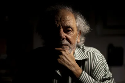 PORTO ALEGRE, RS, BRASIL - 2024.09.25 - Um dos melhores escritores do Brasil, escolhido patrono da 70ª Feira do Livro de Porto Alegre, Sergio Faraco está lançando um novo livro, "Digno É O Cordeiro", pela L&PM. É um livro de memórias que dá sequência ao livro "Lágrimas na Chuva" (2002). (Foto: ANDRÉ ÁVILA/ Agência RBS)Indexador: Andre Avila<!-- NICAID(15875973) -->