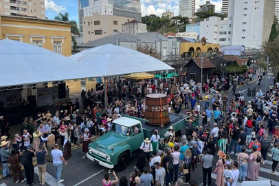 O centro de Bento Gonçalves foi palco de mais uma edição do Desfile Cultural neste domingo (18). A atividade faz parte da programação da 20ª Fenavinho e contou com mais de 20 alas, reunindo comunidades do interior, escolas, empresas e entidades, que celebraram a imigração italiana no município e no Rio Grande do Sul.<!-- NICAID(16040252) -->