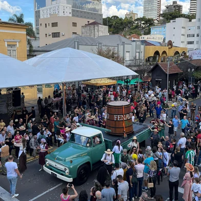 O centro de Bento Gonçalves foi palco de mais uma edição do Desfile Cultural neste domingo (18). A atividade faz parte da programação da 20ª Fenavinho e contou com mais de 20 alas, reunindo comunidades do interior, escolas, empresas e entidades, que celebraram a imigração italiana no município e no Rio Grande do Sul.<!-- NICAID(16040252) -->