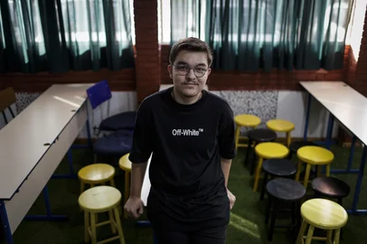 Canoas, RS, Brasil, 16-05-2025: Daniel Gustavo Freitas Pindaré, 17 anos, na Escola Estadual de Ensino Médio Margot Terezinha Noal, no bairro Estância Velha. Ele abandonou a escola por questões familiares e retornou graças à busca ativa. Escolas públicas enfrentam casos de abandono escolar. Foto: Mateus Bruxel / Agência RBSIndexador: MATEUS BRUXEL<!-- NICAID(16038947) -->