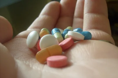 No Brasil, há uma cultura bastante arraigada em muitos lares que é a farmacinha doméstica. Analgésicos, antibióticos, antiinflamatórios e antidepressivos são os mais consumidos. De acordo com o oftalmologista do Instituto Penido Burnier, Leôncio Queiroz Neto, no entanto, o que poucos sabem é que a lista de remédios fotossensibilizantes, ou seja, que aumentam a sensibilidade à luz solar, soma mais de 300 drogas., 19/10/2010<!-- NICAID(6039563) -->