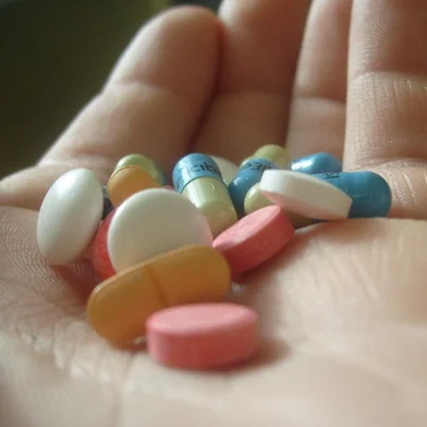 No Brasil, há uma cultura bastante arraigada em muitos lares que é a farmacinha doméstica. Analgésicos, antibióticos, antiinflamatórios e antidepressivos são os mais consumidos. De acordo com o oftalmologista do Instituto Penido Burnier, Leôncio Queiroz Neto, no entanto, o que poucos sabem é que a lista de remédios fotossensibilizantes, ou seja, que aumentam a sensibilidade à luz solar, soma mais de 300 drogas., 19/10/2010<!-- NICAID(6039563) -->