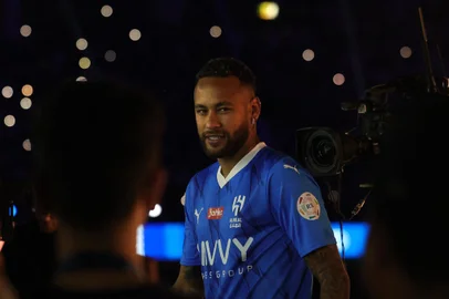 Brazilian superstar Neymar enters the pitch during his unveiling ceremony at Al-Hilal in Riyadh on August 19, 2023 as he becomes the latest world-famous footballer snapped up by the big-spending Saudi Pro League. (Photo by Fayez Nureldine / AFP)<!-- NICAID(15514821) -->