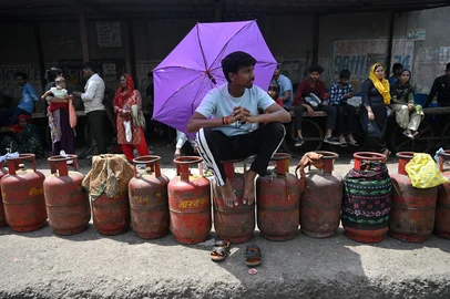 People wait to buy liquefied petroleum gas (LPG) cylinders at a gas agency office in Noida on April 2, 2026 amid ongoing oil and gas import disruptions caused by the Middle East war. India is the world's fourth-largest buyer of liquefied natural gas (LNG) and second-largest buyer of LPG, which is used for cooking and predominantly sourced from the Middle East. (Photo by Arun SANKAR / AFP)Editoria: FINLocal: NoidaIndexador: ARUN SANKARSecao: energy and resourceFonte: AFPFotógrafo: STF<!-- NICAID(16257966) -->
