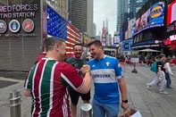 Palmeirense e torcedores do Fluminense confraternizando em Nova York<!-- NICAID(16063122) -->