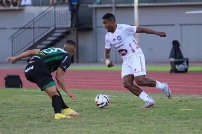 Maringá x Caxias, 19ª rodada da Série C 2025. estádio Willie Davids, em Maringá-PR. Na foto: atacante Douglas Skilo.<!-- NICAID(16113677) -->