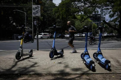 Porto Alegre, RS, Brasil, 06-12-2024: Patinetes no Parque Moinhos de Vento (Parcão). Frequentadores do parque reclamam que usuários de patinetes estariam circulando na área destinada à caminhada e corrida. Foto: Mateus Bruxel / Agência RBSIndexador: MATEUS BRUXEL<!-- NICAID(15930131) -->