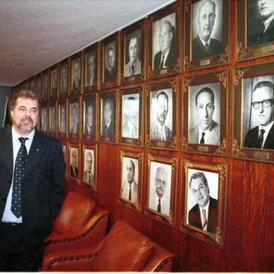 Foto de Luiz Carlos Silveira Martins, o Cacalo, ex-presidente do Grêmio, na sala dos presidentes. Não foi publicada.#ENVELOPE: 229056<!-- NICAID(573387) -->