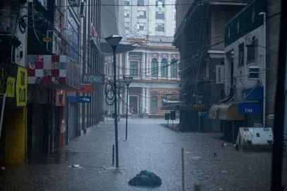 Água do Guaíba avança e enche ruas do Centro Histórico de Porto Alegre. Fotos: Mateus Pé/Especial<!-- NICAID(15762109) -->