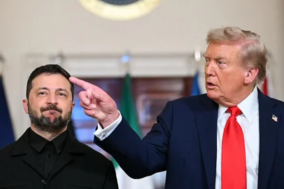 (L/R) Ukrainian President Volodymyr Zelensky and US President Donald Trump stand for a family photo with other European leaders in the Cross Hall of the White House in Washington, DC, on August 18, 2025. European leaders join Ukrainian President Volodymyr Zelensky in talks with US President Donald Trump on August 18, as they try to find a way to end Russia's offensive.  The leaders heading to Washington on Monday to appear alongside Zelensky call themselves the "coalition of the willing." (Photo by ANDREW CABALLERO-REYNOLDS / AFP)<!-- NICAID(16104298) -->