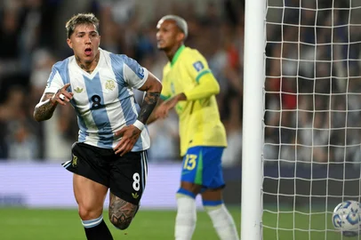 Argentina's midfielder #08 Enzo Fernandez celebrates after scoring his team's second goal  during the 2026 FIFA World Cup South American qualifiers football match between Argentina and Brazil at the Mas Monumental stadium in Buenos Aires province, on March 25, 2025. (Photo by Luis ROBAYO / AFP)Editoria: SPOLocal: Buenos AiresIndexador: LUIS ROBAYOSecao: soccerFonte: AFPFotógrafo: STF<!-- NICAID(16003473) -->