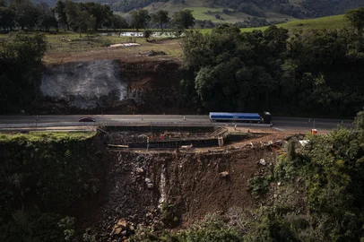 POUSO NOVO, RS, BRASIL, 22-07-2025: Recuperação da rodovia no km 308 da BR-386, em Pouso Novo. A rodovia BR-386 foi uma das mais afetadas pelos extremos climáticos de 2024 e recebe obras de recuperação e melhorias ao longo de trechos em diversos municípios. Foto: Mateus Bruxel/Agência RBSLocal: Pouso Novo<!-- NICAID(16086061) -->