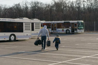 A family from Mariupol arrives at the registration center in Zaporizhzhia, on March 29, 2022.  - A humanitarian convoy leaving the devastated southern port of Mariupol -- including ambulances carrying wounded children -- arrived in Zaporizhzhia on March 27, 2022. (Photo by emre caylak / AFP)<!-- NICAID(15055908) -->