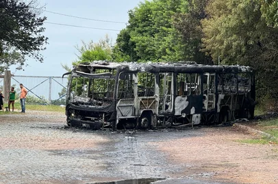 Lisielle Zanchettin / Agencia RBS Ônibus incendiado na zona norte de Porto Alegre<!-- NICAID(16241211) -->
