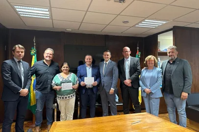 Filiação dos vereadores de Caxias do Sul Gladis Frizzo e Adriano Bressan no Progressistas. Na foto: deputado estadual Marcus Vinícius; deputado federal e presidente estadual do PP, Covatti Filho; Gladis Frizzo; Adriano Bressan; deputado estadual Guilherme Pasin; deputado estadual Joel Wilhelm; deputada estadual Silvana Covatti; e deputado estadual Issur Koch.<!-- NICAID(15723355) -->