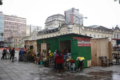 Porto Alegre, RS, Brasil, 07-06-2022: Retirada de bancas e floristas da avenida Otávio Rocha para obras na região central. Os floristas foram realocados e trabalham em estruturas improvisadas no Largo Glênio Peres, próximo ao Mercado Público, sem água e luz. Foto: Mateus Bruxel / Agência RBSIndexador: Mateus Bruxel<!-- NICAID(15117246) -->