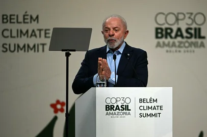 Brazil's President Luiz Inacio Lula da Silva delivers a speech during the General Plenary of Leaders in the framework of the COP30 UN Climate Change Conference in Belem, Para State, Brazil, on November 6, 2025. (Photo by Mauro PIMENTEL / AFP)Editoria: WEALocal: BelémIndexador: MAURO PIMENTELSecao: international organisationFonte: AFPFotógrafo: STF<!-- NICAID(16162037) -->