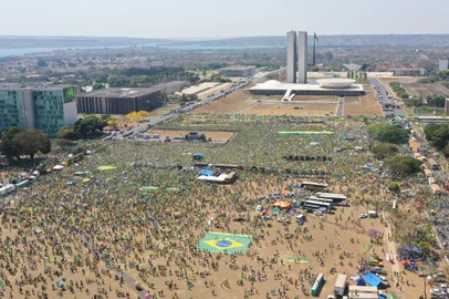 PM libera manifestantes sem revistá-los na Esplanada dos MinistériosDF - 7 DE SETEMBRO/ATOS/BRASÍLIA  - POLÍTICA - Vista aérea da Esplanada dos   Ministérios, em Brasília, durante ato   de apoiadores do presidente Jair   Bolsonaro (sem partido) realizado na   manhã desta terça-feira, 7 de setembro   e 2021, dia da Independência do Brasil.   Ao contrário do anunciado pela Polícia   Militar do Distrito Federal, não houve   um cordão de revista na chegada dos   manifestantes ao local.    07/09/2021 - Foto: DIDA SAMPAIO/ESTADÃO CONTEÚDOEditoria: POLÍTICALocal: BRASÍLIAIndexador: DIDA SAMPAIOFotógrafo: ESTADÃO CONTEÚDO<!-- NICAID(14883055) -->