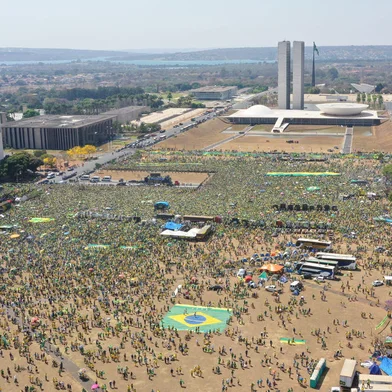 PM libera manifestantes sem revistá-los na Esplanada dos MinistériosDF - 7 DE SETEMBRO/ATOS/BRASÍLIA  - POLÍTICA - Vista aérea da Esplanada dos   Ministérios, em Brasília, durante ato   de apoiadores do presidente Jair   Bolsonaro (sem partido) realizado na   manhã desta terça-feira, 7 de setembro   e 2021, dia da Independência do Brasil.   Ao contrário do anunciado pela Polícia   Militar do Distrito Federal, não houve   um cordão de revista na chegada dos   manifestantes ao local.    07/09/2021 - Foto: DIDA SAMPAIO/ESTADÃO CONTEÚDOEditoria: POLÍTICALocal: BRASÍLIAIndexador: DIDA SAMPAIOFotógrafo: ESTADÃO CONTEÚDO<!-- NICAID(14883055) -->