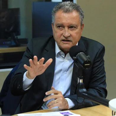 PORTO ALEGRE, RS, BRASIL, 10/06/2025- Ministro Rui Costa e deputado Paulo Pimenta no estúdio rádio Gaúcha falando sobre investimentos no Rio Grande do Sul. Foto: Ronaldo Bernardi / Agencia RBS<!-- NICAID(16056088) -->