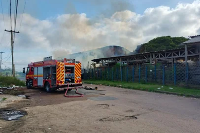 Uma madeireira na Avenida Francisco Silveira Bittencourt, próximo ao cruzamento com a Avenida Plínio Kroeff, na zona norte de Porto Alegre, é atingida por um incêndio na manhã desta sexta-feira (20). O fogo começou por volta das 7h, quando o estabelecimento, que fica perto do Porto Seco, ainda estava fechado.<!-- NICAID(16229183) -->