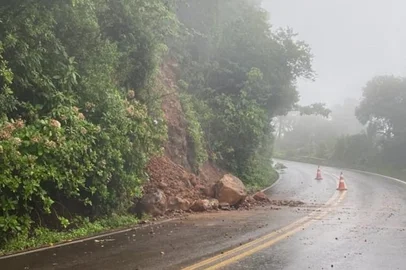 Queda de barreira na RS-020