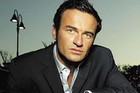Christian Troy (Julian McMahon, Nip/Tuck): mesmo quando descobriu que não era o pai biológico de Wilbur, o cirurgião plástico mais mulherengo de Miami continuou com uma dedicação exemplar ao bebê. Christian pode não ter vocação para relacionamentos longos com mulheres, mas certamente encarna um ótimo pai.#PÁGINA:11 Fonte: Reprodução<!-- NICAID(1982933) -->