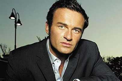 Christian Troy (Julian McMahon, Nip/Tuck): mesmo quando descobriu que não era o pai biológico de Wilbur, o cirurgião plástico mais mulherengo de Miami continuou com uma dedicação exemplar ao bebê. Christian pode não ter vocação para relacionamentos longos com mulheres, mas certamente encarna um ótimo pai.#PÁGINA:11 Fonte: Reprodução<!-- NICAID(1982933) -->