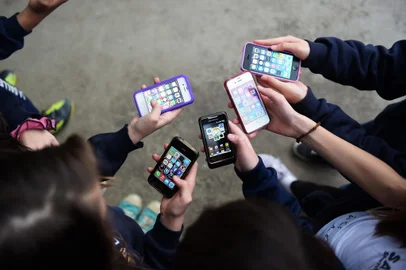 PORTO ALEGRE, RS, BRASIL, 17-09-2014: .Celular nas escola, - Uso do celular nas escola de Porto Alegre. (Foto: Marcelo Oliveira/Agência RBS, NOTÍCIAS)<!-- NICAID(10836698) -->