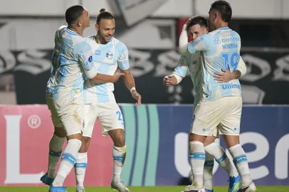Gremio's Danish forward #22 Martin Braithwaite celebrates after scoring his team's third goal with teammates forward #95 Carlos Vinicius, forward #07 Cristian Pavon and Peruvian midfielder #19 Erick Noriega during the Copa Sudamericana group stage football match between Argentina's Deportivo Riestra and Brazil's Gremio at the Pedro Bidegain stadium in Buenos Aires on May 5, 2026. (Photo by JUAN MABROMATA / AFP)Editoria: SPOLocal: Buenos AiresIndexador: JUAN MABROMATASecao: soccerFonte: AFPFotógrafo: STF<!-- NICAID(16279504) -->