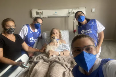 Lya Luft e sua cachorrinha<!-- NICAID(14956331) -->