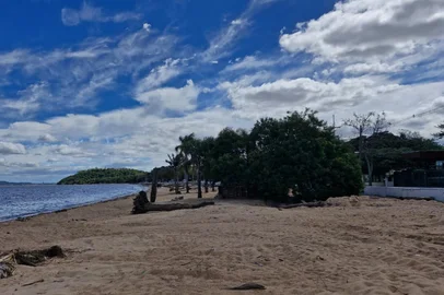 Uma perna humana foi localizada na manhã deste sábado (6) na praia de Ipanema, na zona sul de Porto Alegre. Segundo a Polícia Civil, o membro foi encontrado boiando nas águas do Guaíba.<!-- NICAID(16118558) -->