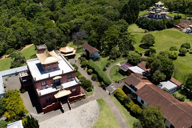 TRÊS COROAS, RS, BRASIL, 21-11-2025: Fotos para reportagem especial sobre os 30 anos do Chagdud Gonpa Khadro Ling, Templo Budista em Três Coroas. O líder religioso Chagdud Tulku Rinpoche mudou-se para o Brasil em 1994 e começou a construção do Khadro Ling, na cidade gaúcha de Três Coroas. A maior da América Latina, recebe milhares de visitantes, religiosos ou turistas. (Foto: André Ávila/Agência RBS)Local: TrÃªs Coroas<!-- NICAID(16165994) -->