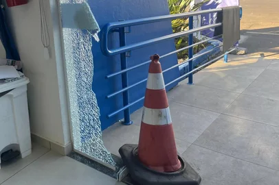 Heloisa Gamero / Agência RBS Imagens de porta quebrada em Passo Fundo.<!-- NICAID(16308686) -->