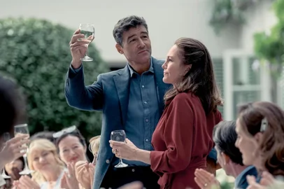 kyle chandler e diane lane no filme "O Aniversário: Mudança Radical" (2025), de Jan Komasa.<!-- NICAID(16371183) -->
