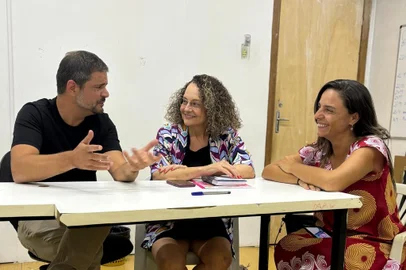 O vereador de Pelotas Jurandir Silva é o novo presidente estadual do PSOL-RS. O engenheiro agrônomo de 40 anos assinou a ata de posse na sexta-feira, dia 26/01. Ele assume o cargo que até então era ocupado pela deputada estadual Luciana Genro, que passará a comandar, a partir de segunda-feira (29/01), a Fundação Lauro Campos e Marielle Franco - órgão vinculado ao PSOL nacional. Luciana Genro e a deputada federal Fernanda Melchionna acompanharam o vereador na assinatura da ata de posse.<!-- NICAID(15662903) -->