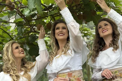 Fenakiwi começa nesta quinta, em Farroupilha, com expectativa de atrair 100 mil visitantes. Na foto, Suelen Vitória Olszeski (E), rainha Vitória Albuquerque Bartelle, e Maria Eduarda Anceski Busch são a corte da 25ª edição da festa.<!-- NICAID(16070943) -->