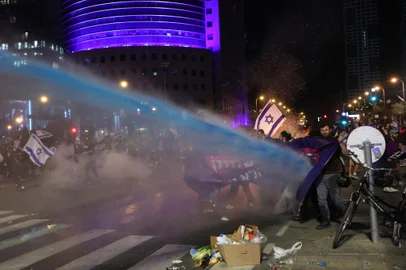 Israel union leader calls immediate 'general strike' over govt reformsIsraeli security forces use water canons to disperse protesters during ongoing demonstrations in Tel Aviv on March 27, 2023. - Israel's Prime Minister Benjamin Netanyahu on the night of March 27, 2023, paused a judicial overhaul which triggered a general strike, political division and mass protests in the country's most severe domestic crisis in years. After nearly three months of increasing tensions, Netanyahu said in a  broadcast: "Out of a sense of national responsibility, out of a will to prevent a rupture among our people, I have decided to pause the second and third readings of the bill." (Photo by GIL COHEN-MAGEN / AFP)Editoria: CLJLocal: Tel AvivIndexador: GIL COHEN-MAGENSecao: lawsFonte: AFPFotógrafo: STR<!-- NICAID(15387081) -->
