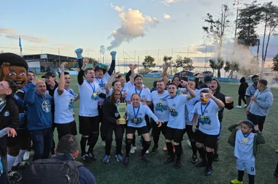 Jogadores comemoram título da primeira Grêmios League