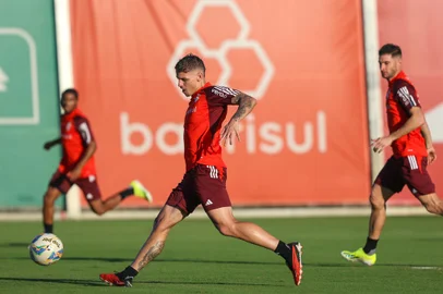 O atacante Lucca participa de treino do Inter no CT Parque Gigante.<!-- NICAID(15711286) -->