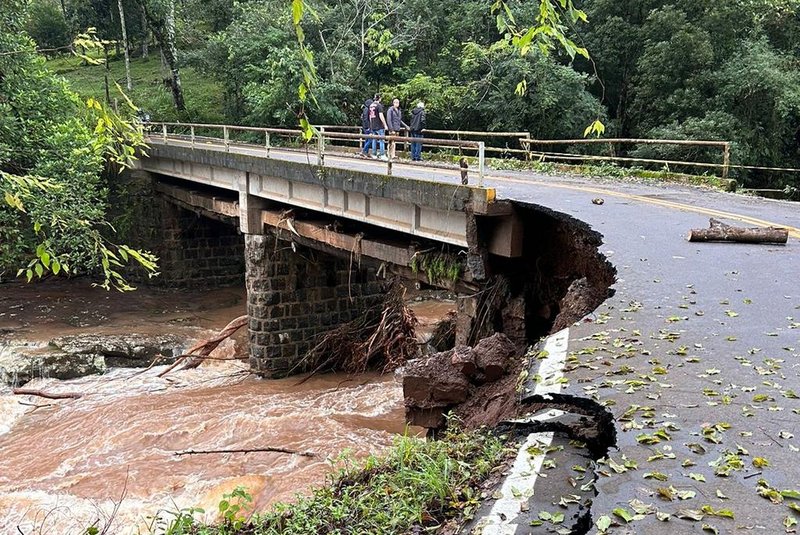 Ponte Passo do Louro, sobre o Rio Paranhana, que foi danificado pela correnteza gerada pelo grande volume de chuva<!-- NICAID(15762488) -->