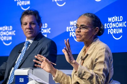 Brazilian new Environment Minister Marina Silva (R), gestures next to New Brazilian Finance Minister Fernando Haddad during a session of the World Economic Forum (WEF) annual meeting in Davos on January 17, 2023. (Photo by Fabrice COFFRINI / AFP)Editoria: POLLocal: DavosIndexador: FABRICE COFFRINISecao: diplomacyFonte: AFPFotógrafo: STF<!-- NICAID(15323732) -->