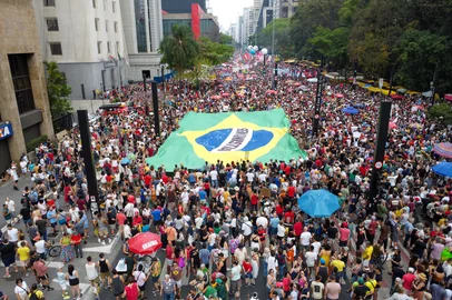 Ato contra a anistia e a PEC da blindagem - SPSP - ATO/NACIONAL/CONTRA/A/PEC/DA/BLINDAGEM/SÃO PAULO - POLÍTICA - Imagem aérea do ato na Avenida Paulista, região central de São Paulo, neste domingo (21), contra a PEC da Blindagem,   aprovada na Câmara, que pode dificultar processos criminais contra parlamentares, contra a Pec da Anistia e pela Soberania   do país   21/09/2025 - Foto: EDI SOUSA/ATO PRESS/ESTADÃO CONTEÚDOEditoria: POLÍTICALocal: SÃO PAULOIndexador: EDI SOUSAFonte: Ato PressFotógrafo: ATO PRESS<!-- NICAID(16130373) -->