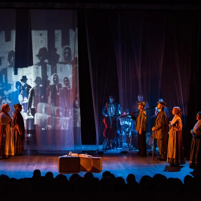 Espetáculo de teatro “Miseri Coloni Dá Voz ao Silêncio” será reapresentado em Caxias do Sul. Sessões ocorrem nos dias 3 e 4 de abril, no Teatro Pedro Parenti, em homenagem aos 150 anos da Imigração Italiana no RS<!-- NICAID(16007646) -->