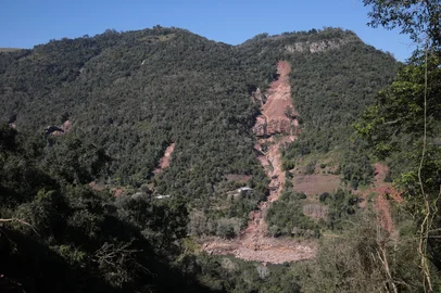NOVA ROMA DO SUL, RS, BRASIL, 13/08/2024. Alternativa de ligação entre Bento e Veranópolis, rodovias estaduais tem obras, estrada de chão e pistas estreitas. Com os horários reduzidos de trafegabilidade da BR-470, percorremos rotas alternativas para o acesso a Veranópolis. Na foto, trecho da RS-448 entre Farroupilha e Nova Roma do Sul. (Porthus Junior/Agência RBS)<!-- NICAID(15840130) -->