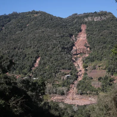 NOVA ROMA DO SUL, RS, BRASIL, 13/08/2024. Alternativa de ligação entre Bento e Veranópolis, rodovias estaduais tem obras, estrada de chão e pistas estreitas. Com os horários reduzidos de trafegabilidade da BR-470, percorremos rotas alternativas para o acesso a Veranópolis. Na foto, trecho da RS-448 entre Farroupilha e Nova Roma do Sul. (Porthus Junior/Agência RBS)<!-- NICAID(15840130) -->